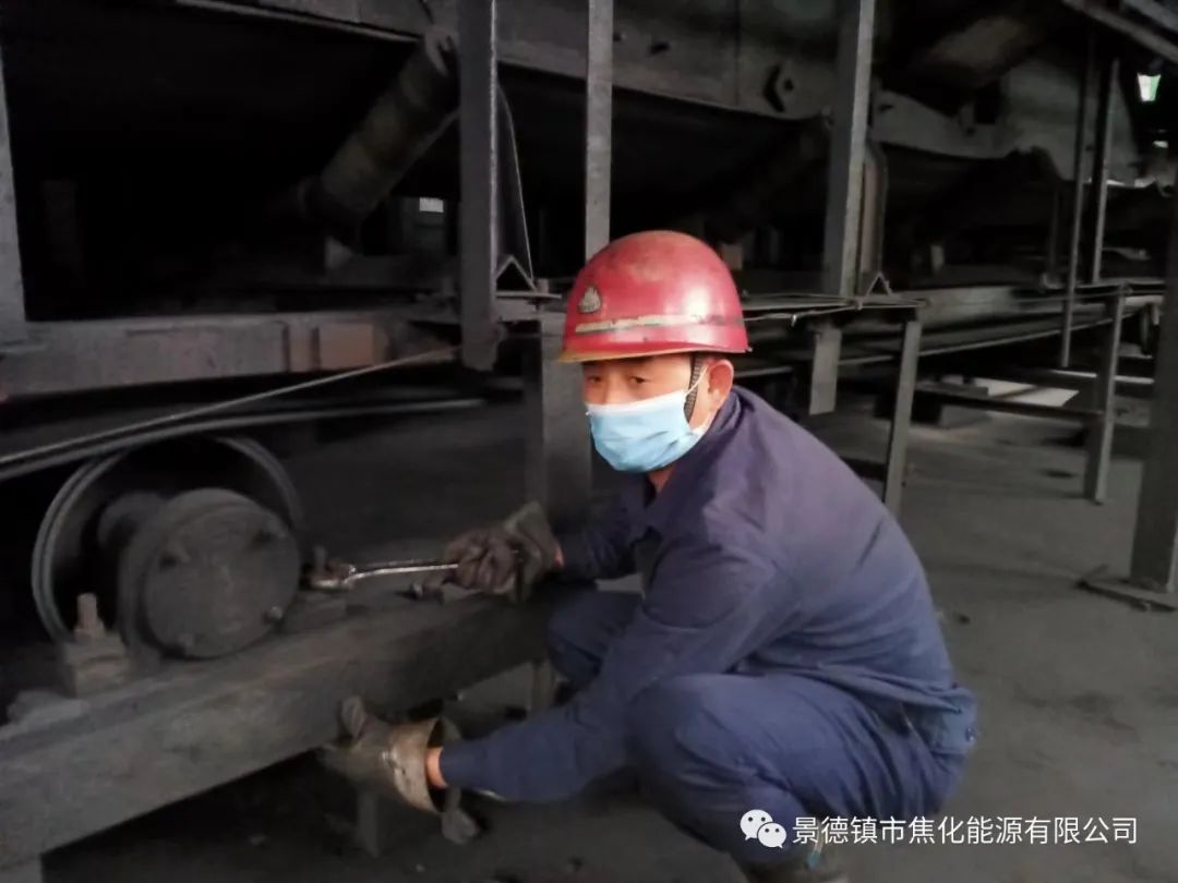 “老線這邊人手不夠，你們那邊有誰可以過來支援？”“好的，我馬上來?！甭牭竭@個消息時，羅國安剛剛結束新線的維修工作，但他二話不說，立即拿起維修包，投入到老線的維修工作當中。每天工作10小時以上已經(jīng)成為抗疫期間的常態(tài)，雖然身體很疲憊，但是他沒有任何怨言，“確實很辛苦、很累，但現(xiàn)在正是特殊時期，只有保障公司生產(chǎn)經(jīng)營“不斷檔”，我們生活才能“不斷線”，恰恰我所在的運輸廠就是承擔著焦炭煤炭運輸?shù)闹匾氊煟晕腋鼞撱”M職守，保障好這些設備的穩(wěn)定運行?！?jpg